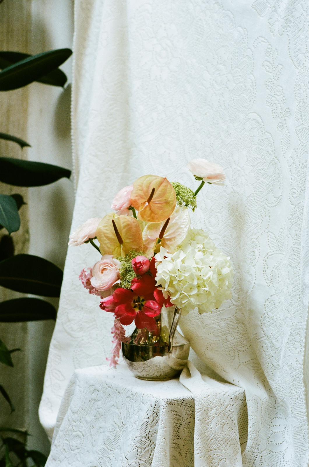 Floral Arrangement Workshop in Gràcia, Barcelona – Valentine’s Special with Wine & Cheese