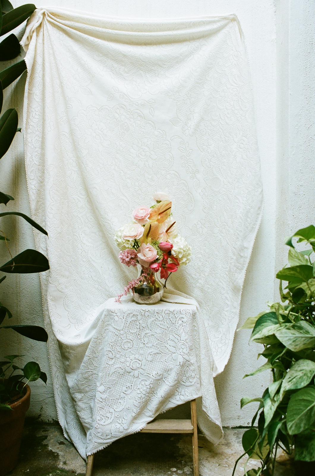 Floral Arrangement Workshop in Gràcia, Barcelona – Valentine’s Special with Wine & Cheese