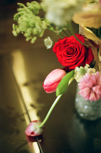 Floral Arrangement Workshop in Gràcia, Barcelona – Valentine’s Special with Wine & Cheese